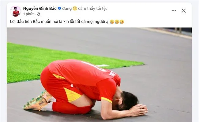 Người dùng đang nhận mã quà tặng trên điện thoại